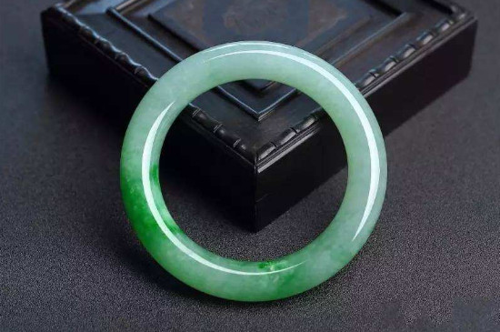 翡翠手镯里面有冰晶正常么