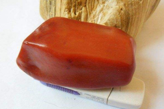 金丝玉和翡翠的区别