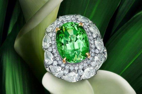 翠榴石是什么光泽