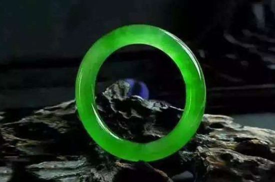 翡翠可以和金手链一起戴吗