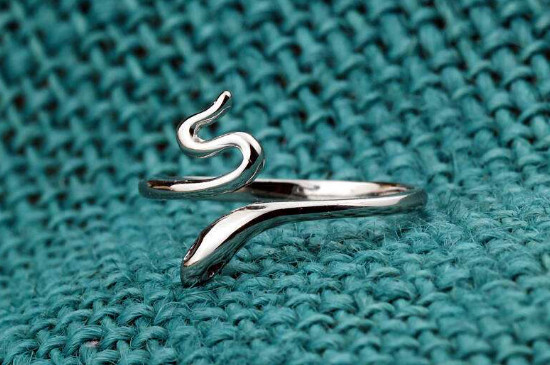 单身戒指戴哪个手指男