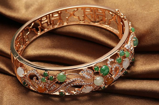 佩戴手镯有什么讲究吗