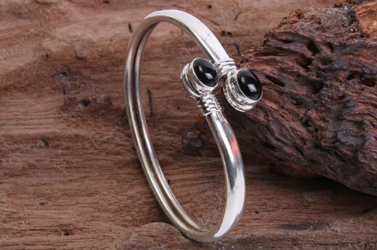 佩戴手镯有什么讲究吗