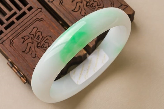 翡翠白底青是什么意思