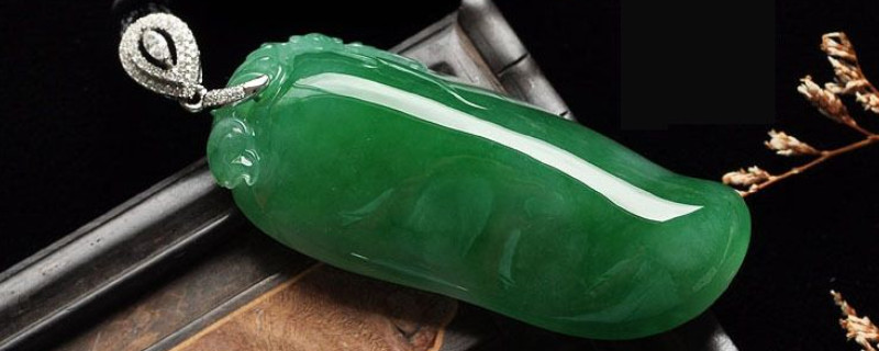 翡翠起荧光是什么意思