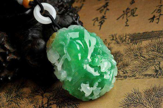 翡翠起荧光是什么意思