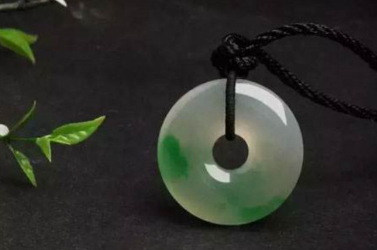 翡翠起荧光是什么意思