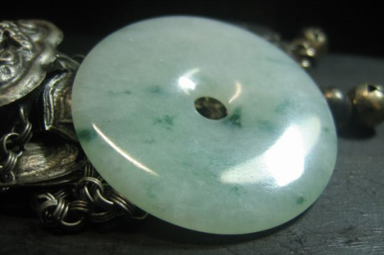 广东玉和翡翠的区别在哪里