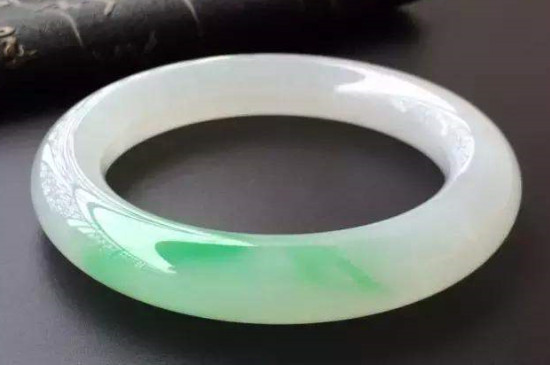 翡翠白底青是什么种