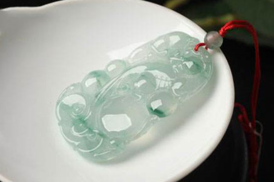 如何鉴别注胶翡翠