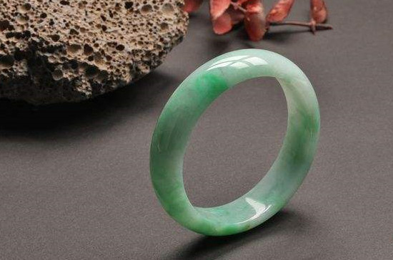 糯种翡翠手镯戴久了会有什么变化