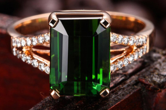 右手食指戴戒指说明什么