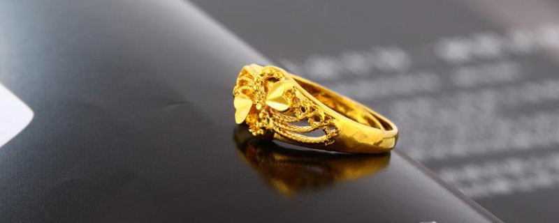 右手食指戴戒指说明什么