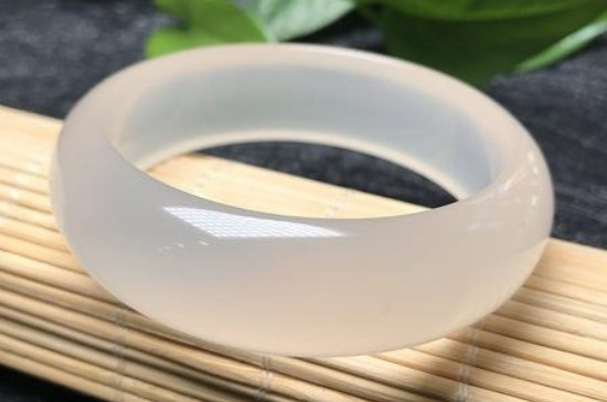 白玛瑙手镯应该戴在哪只手上