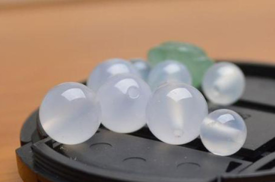 什么人适合戴白玛瑙