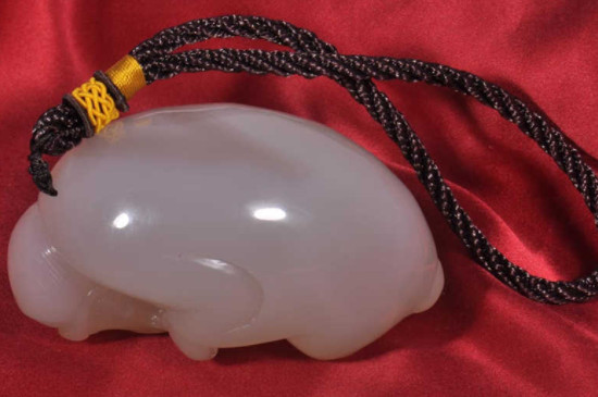 什么人适合戴白玛瑙