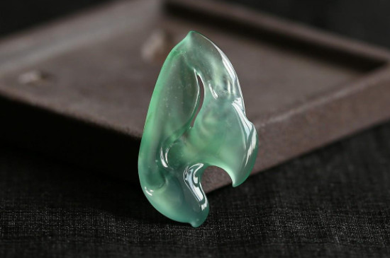 翡翠龙石种与帝王绿的区别