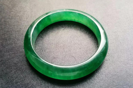 翡翠手镯太阳光下起紫光是真的假的