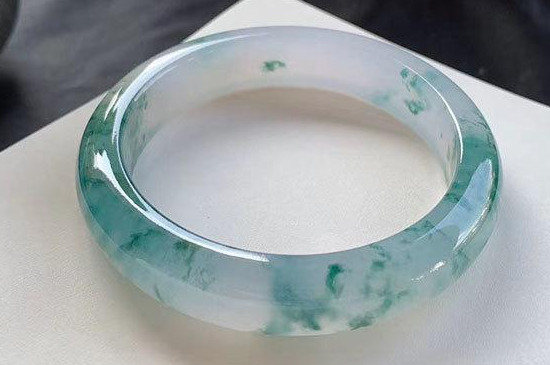 翡翠手镯太阳光下起紫光是真的假的