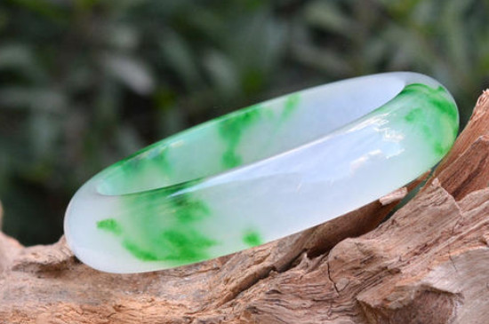 用电筒怎么看翡翠手镯的真假