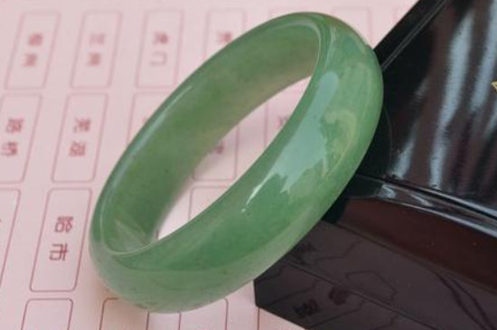 用电筒怎么看翡翠手镯的真假