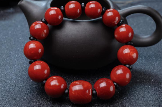 文玩戴左手还是右手