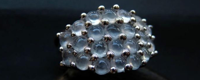 女性佩戴翡翠的功效