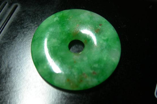 女性佩戴翡翠的功效