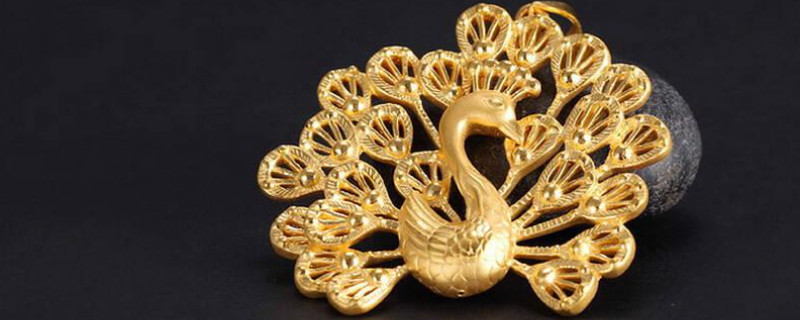 孔雀黄金吊坠的寓意和象征