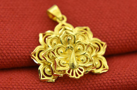 孔雀黄金吊坠的寓意和象征