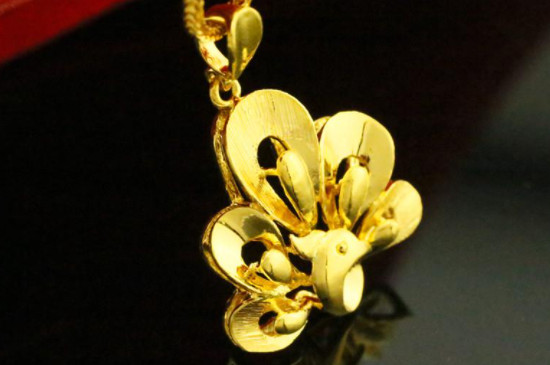 孔雀黄金吊坠的寓意和象征