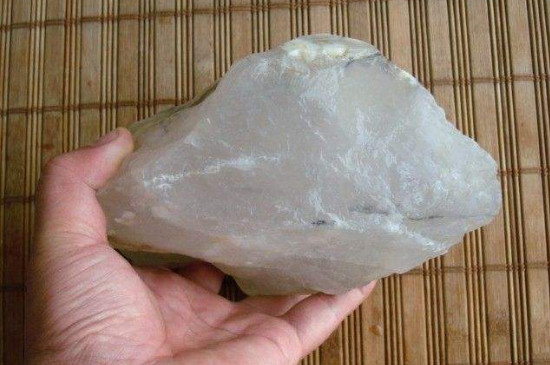 水沫玉原石和翡翠原石的区别