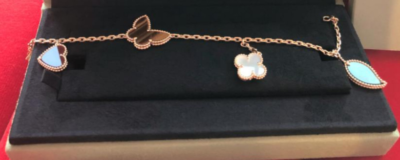 梵克雅宝可以带着洗澡吗