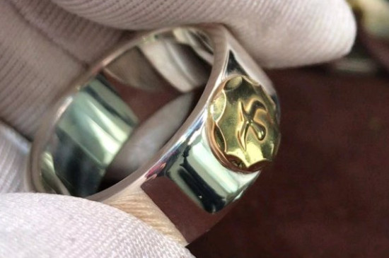 为什么银戒指在白纸上划会有黑横