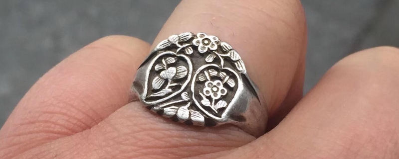 为什么银戒指在白纸上划会有黑横