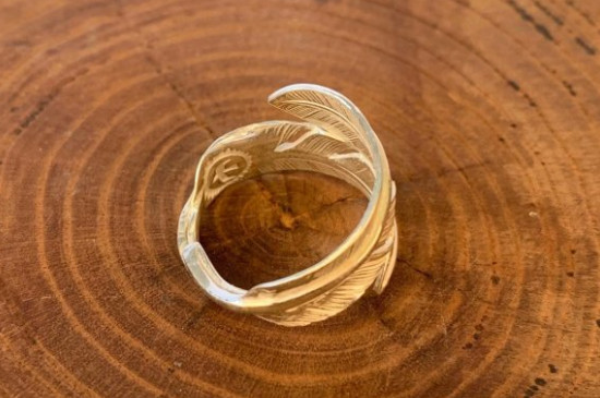 为什么银戒指在白纸上划会有黑横