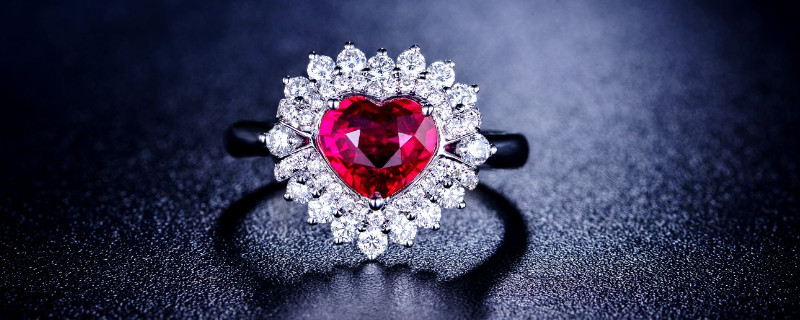 女人戴红宝石戒指寓意