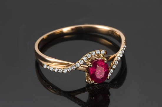 女人戴红宝石戒指寓意