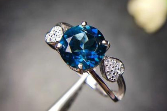 蓝色托帕石的寓意