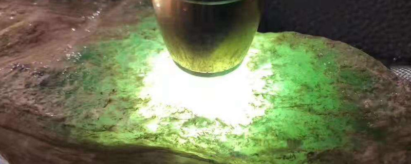 照翡翠的手电筒叫什么