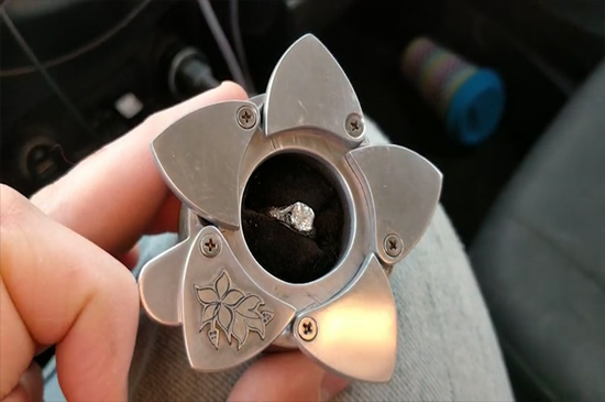 中指戴戒指什么意思