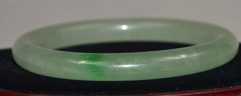 翡翠手镯对人体有什么好处