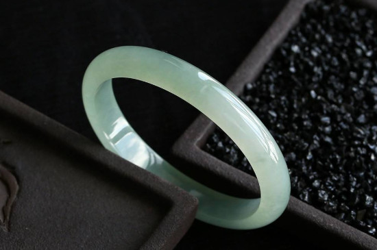 翡翠手镯对人体有什么好处