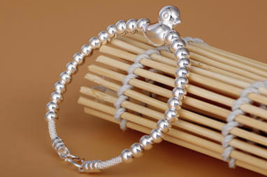 水晶和银手链可以一起戴吗