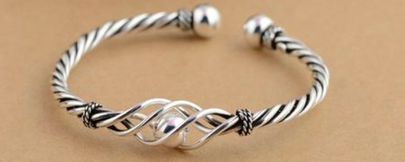 银手链和银手镯可以一起戴吗