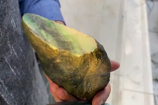 翡翠原石怎么开皮