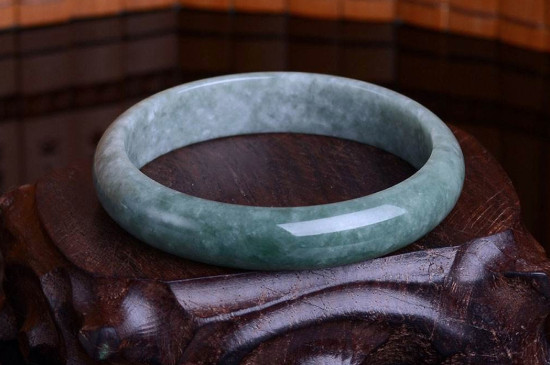油青翡翠戴久了的变化