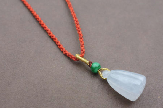 翡翠项链有白的吗