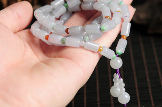 翡翠项链有白的吗