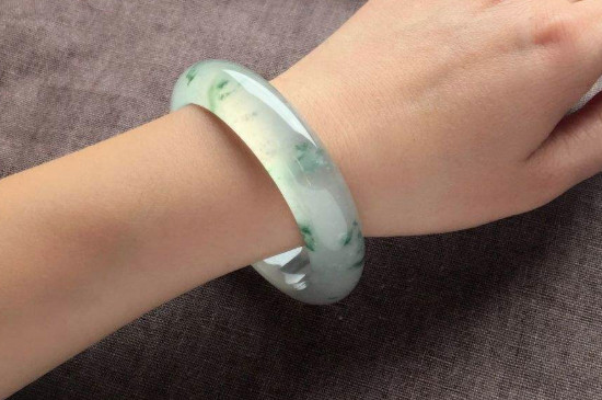 翡翠手镯戴在哪只手好